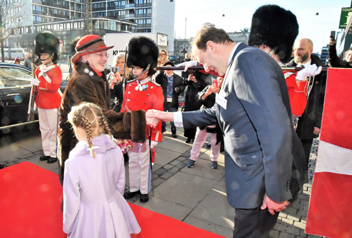 Mand hilser på Dronning Margrethe d. 2 